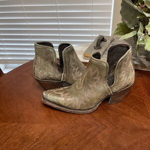 Ariat Dixon Western Ankle Boots